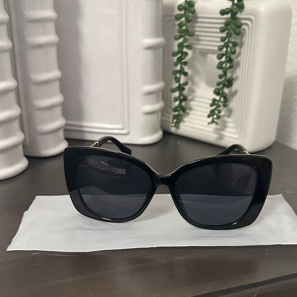 Chic Black Sunglasses